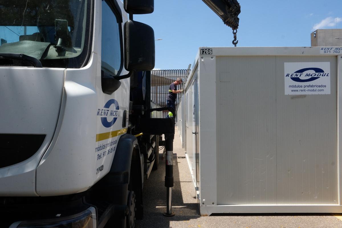 Instalan casetas prefabricadas en la puerta del parque de bomberos para instalar a los okupas de la cárcel