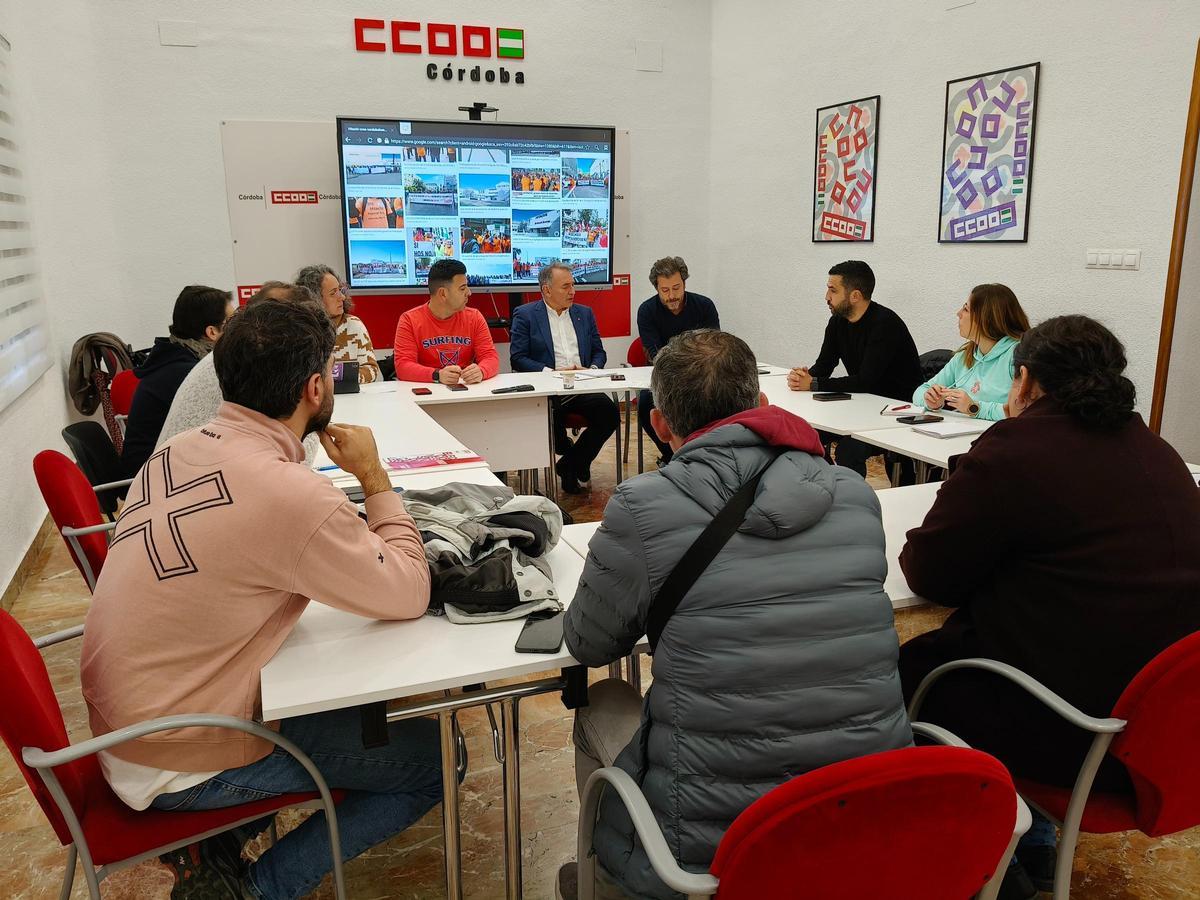 Reunión entre dirigentes sindicales de Hitachi, CCOO y el portavoz de IU en el Congreso y diputado de Sumar por Córdoba, Enrique Santiago.