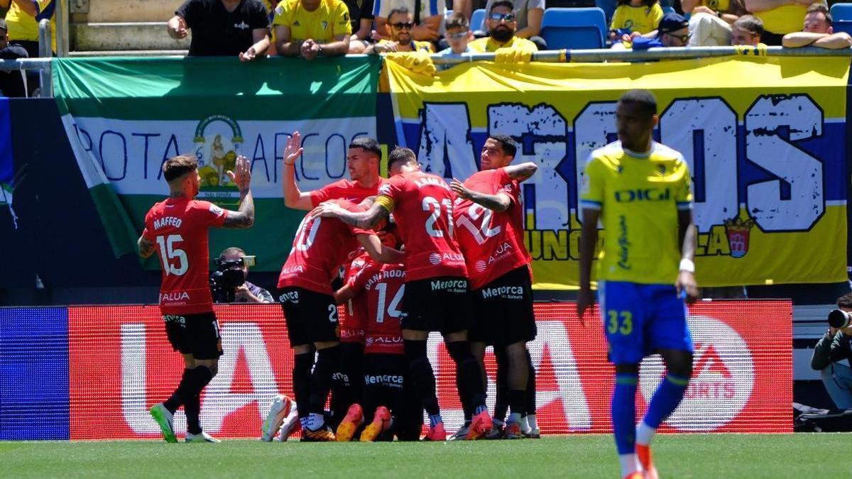 Los futbolistas del Mallorca celebran el gol de Muriqi.
