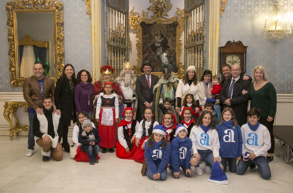 Los Reyes Magos reparten ilusión por la ciudad de Alicante.