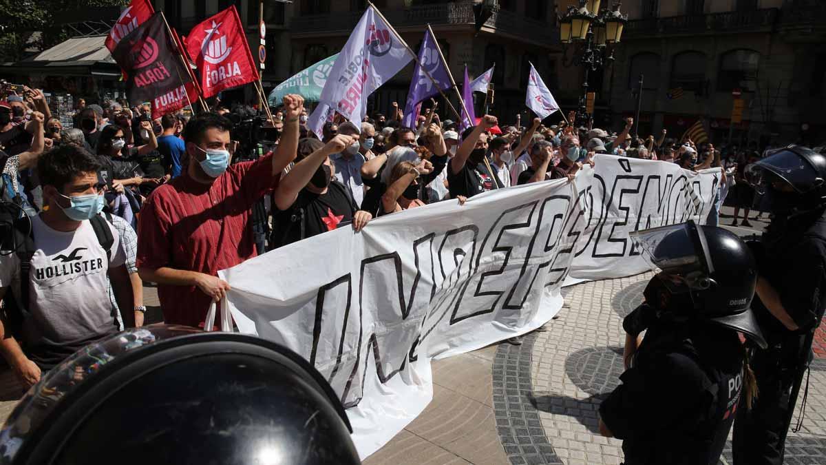 Protestas en La Rambla, frente al Liceu, donde Pedro Sánchez ha pronunciado su conferencia.