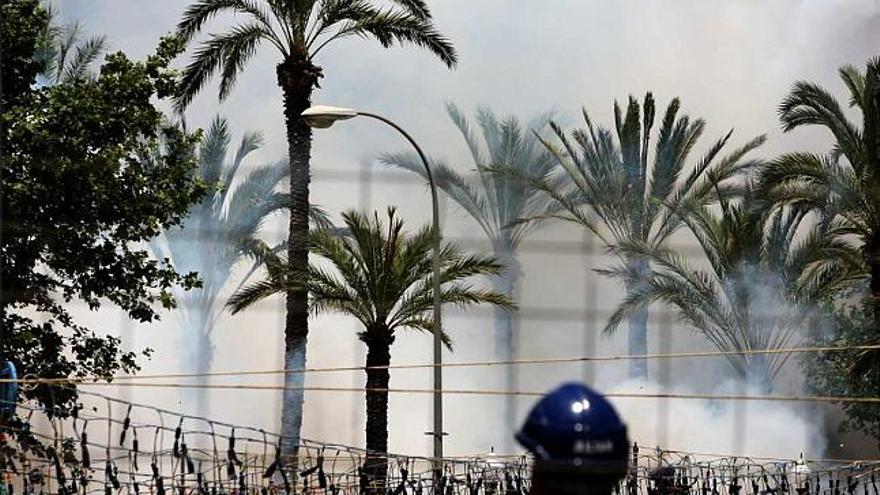 Un bombero supervisa la mascletà que disparó la pirotecnia Europlà de Valencia.