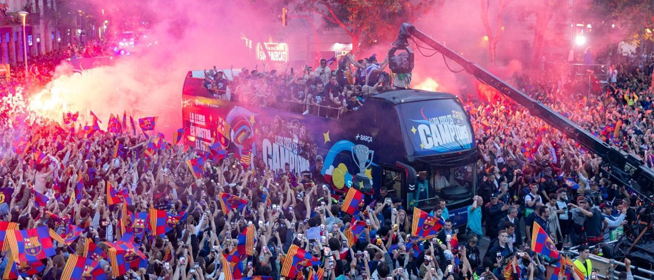 ¡El Barça se va de rúa para celabrar el título de Liga con los aficionados azulgranas!