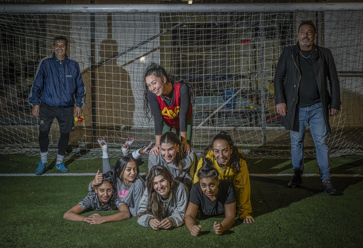 Entrenamiento del primer equipo de fútbol femenino que se crea en el barrio de La Mina