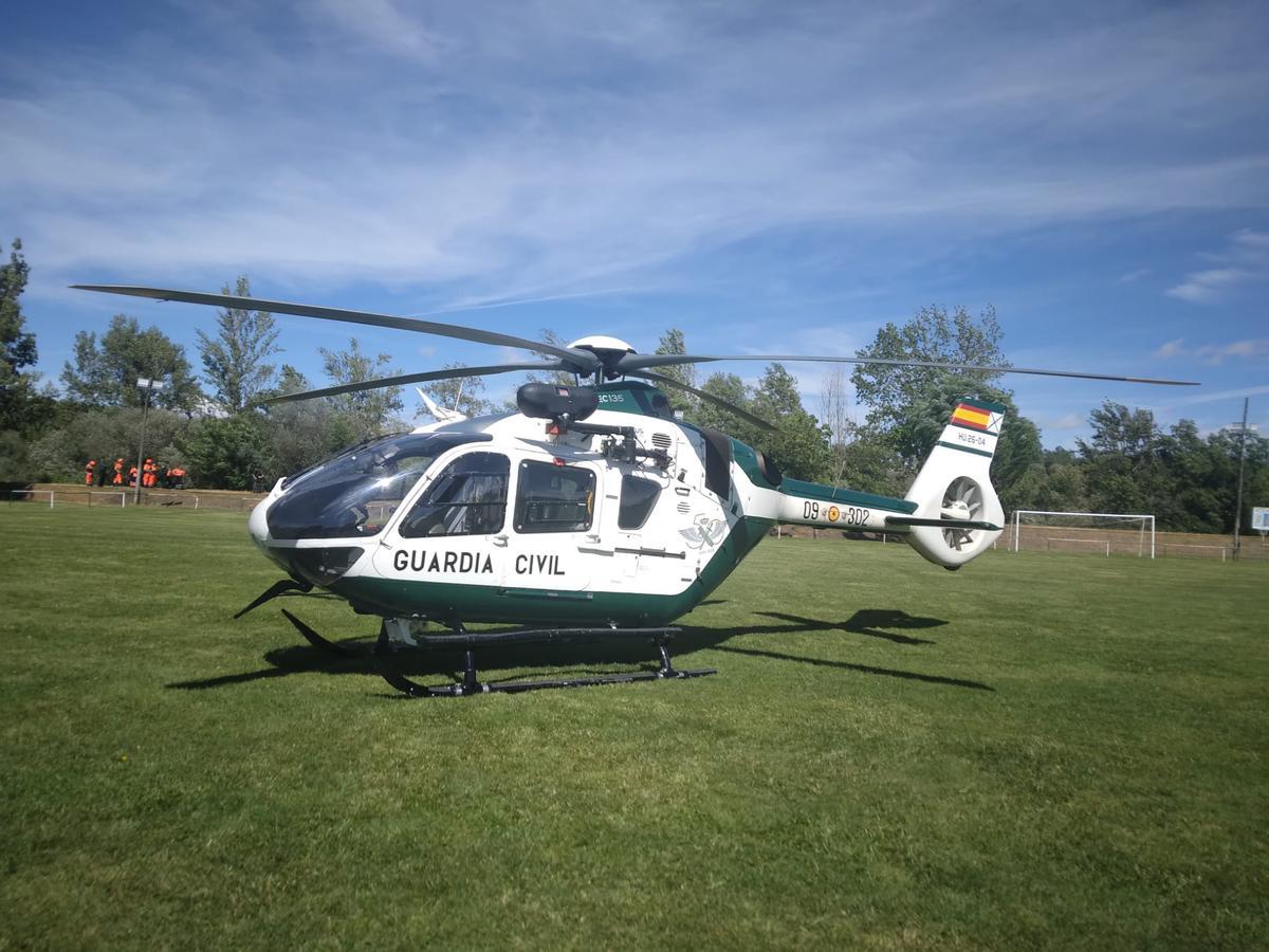 El helicóptero de la Guardia Civil en el campo de fútbol de Santa Cristina.