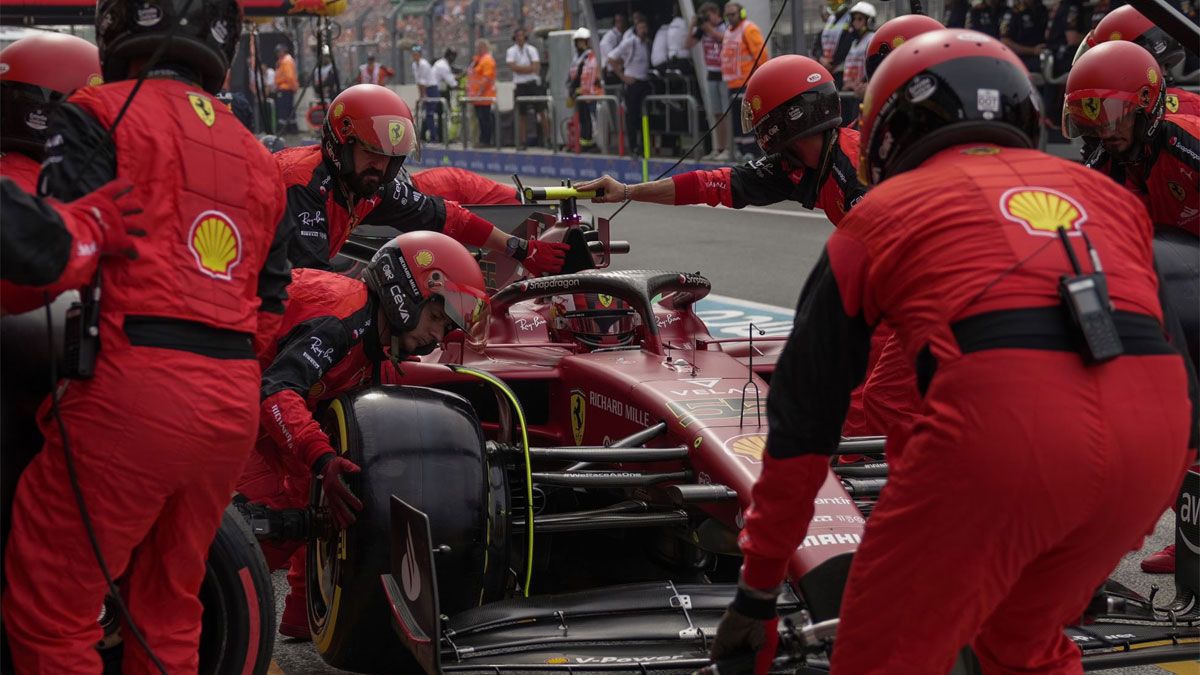 Sainz, durante su pit stop en Zandvoort