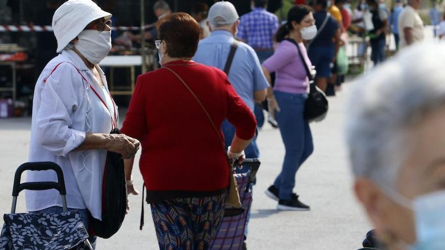 La pandemia también ha afectado al estilo típico de los mercadillos donde reinaban las aglomeraciones y la falta de distancia social entre puesto y cliente