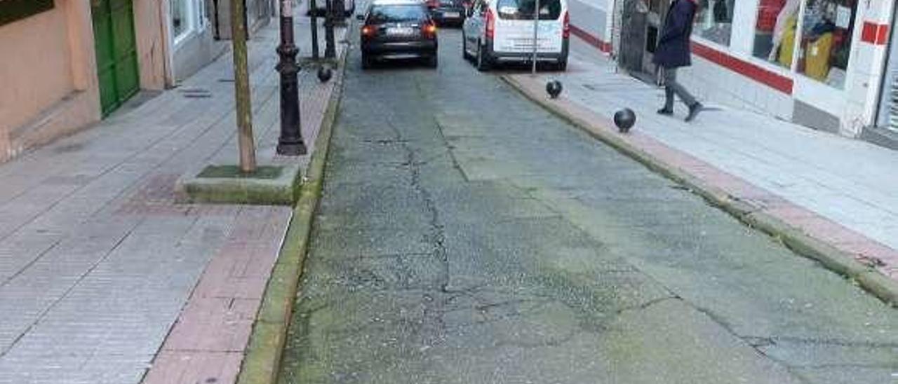 Estado en el que se encuentra la calle Ourense de Cambados. // N. P.