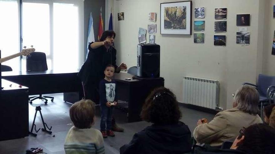 Un niño ayuda al mago en su actuación. // FdV
