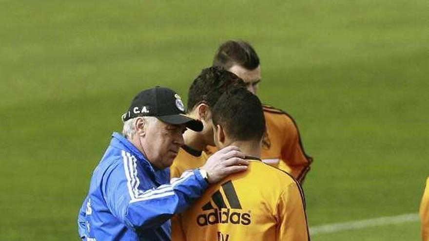 Ancelotti conversa con Casemiro durante el entrenamiento. // Efe