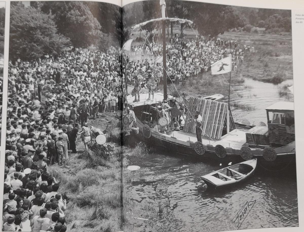 En los primeros años del desembarco ya acudía una multitud, como se ve en esta foto de Pasarín que integra el archivo municipal.