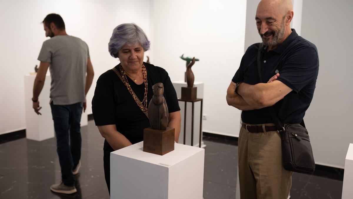 Público contempla obras del escultor