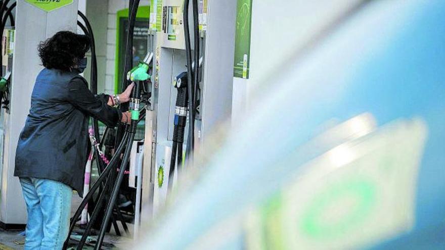 Decenas de gasolineras suben  los precios tras el anuncio de la rebaja