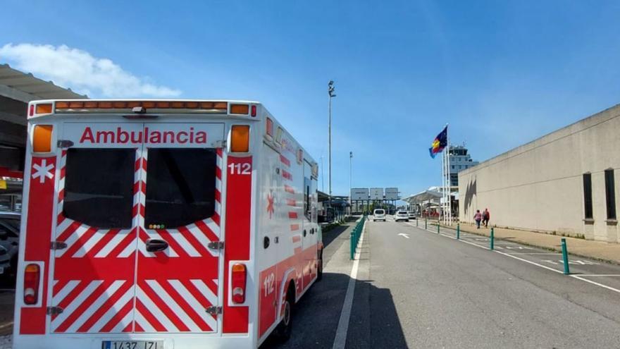 La ambulancia, en el aeropuerto de Asturias, el pasado domingo. | ÁNGEL GONZÁLEZ