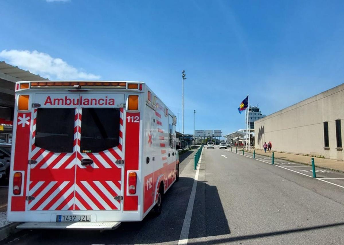 La ambulancia, en el aeropuerto de Asturias, el pasado domingo.
