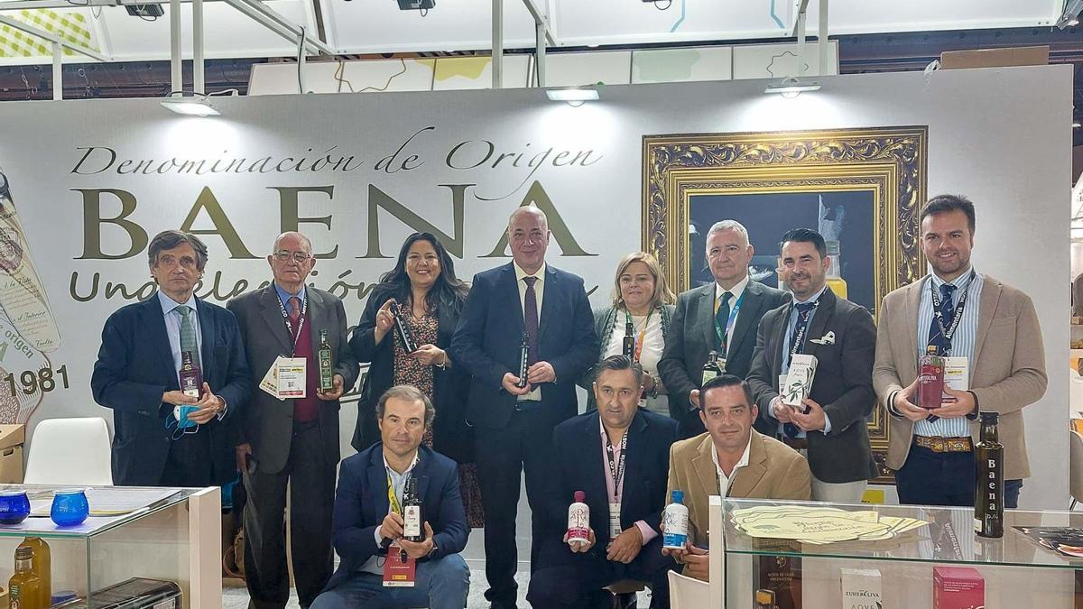 Antonio Ruiz y Dolores Amo, con representantes de la participación cordobesa en Alimentaria.