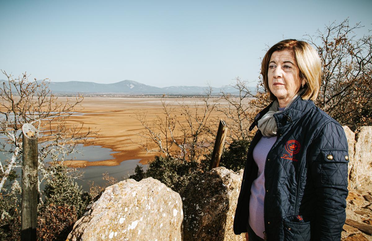 María del Mar Rodríguez, presidenta de la Comunidad de Regantes Torre de Abraham frente al Embalse de Torre de Abraham, el cual se encuentra en una situación límite al contar apenas con un 7% de su capacidad total.