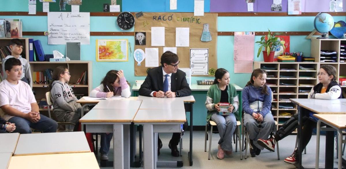 El president Illa en una visita a una escola de La Bressola