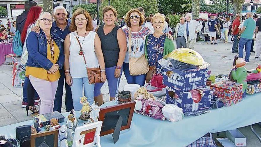 Las organizadoras del mercadillo solidario Marín 3R. // S.A.