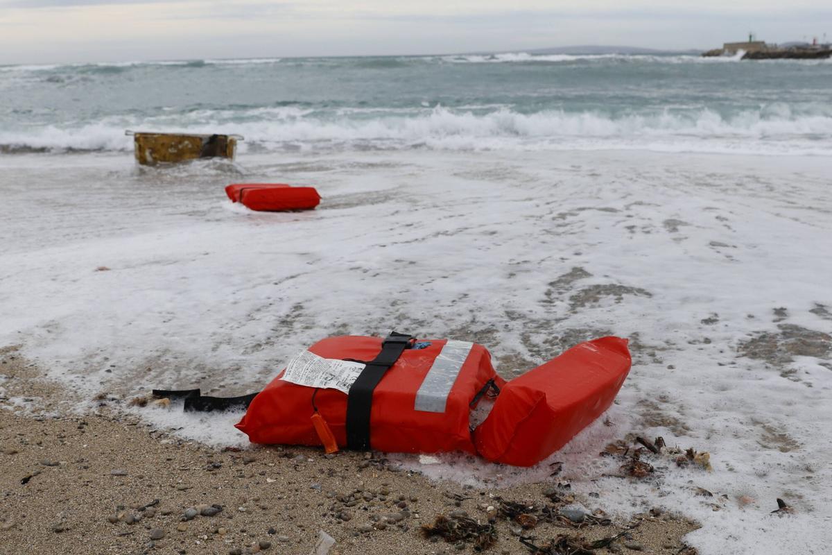 Restos de la lancha averiada en el Portitxol (Palma)
