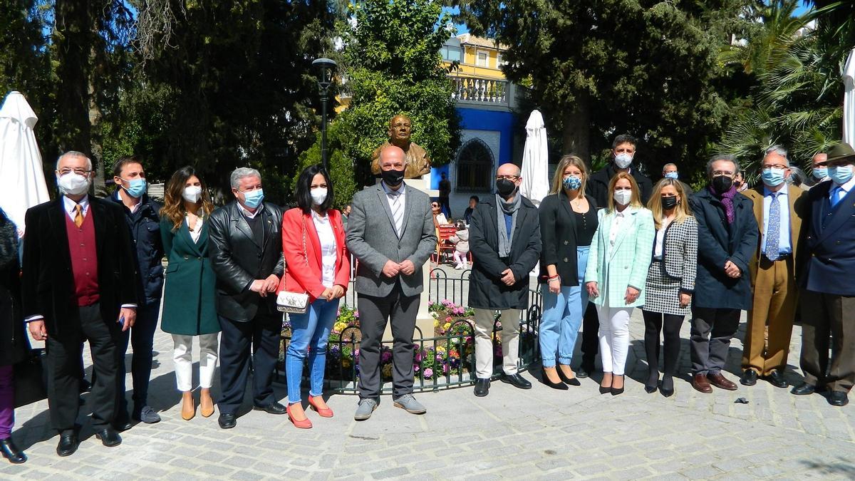 Autoridades y escritores, ante el busto de Mariano Roldán, en Rute.