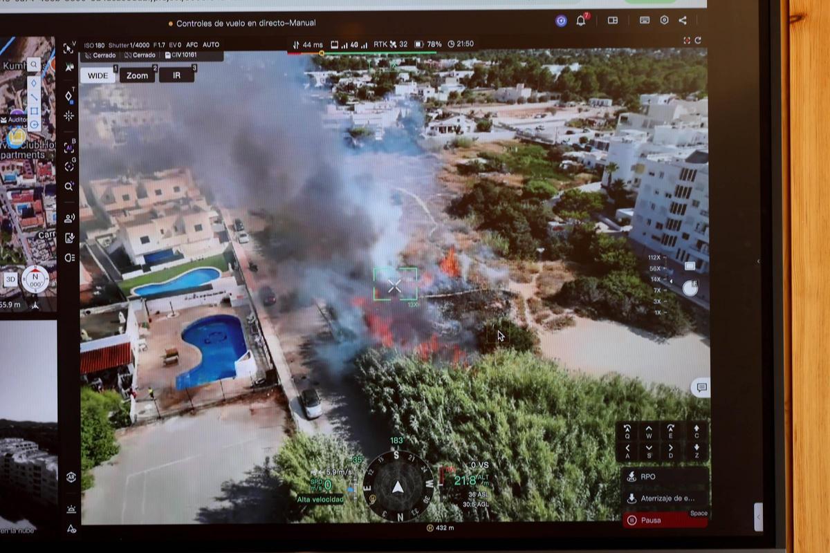 Imagen del incendio en Cala de Bou retransmitidas en directo desde el dron de la Policía Local