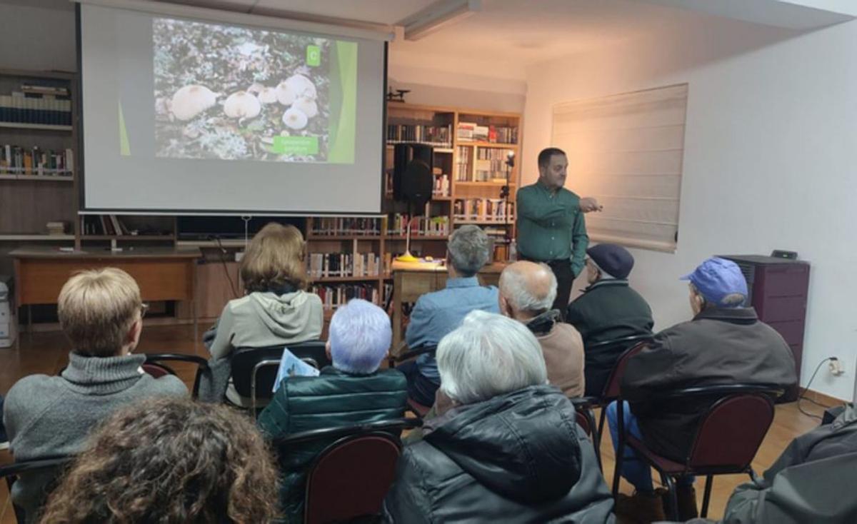 José Miguel Juan, ofreciendo una charla en Villaferrueña. | E. P.