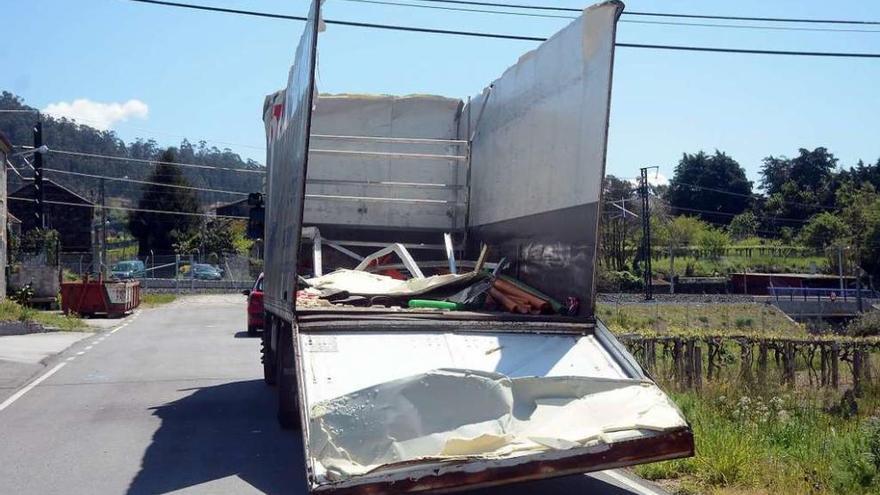 Estado en el que quedó el camión sin la parte de arriba del remolque