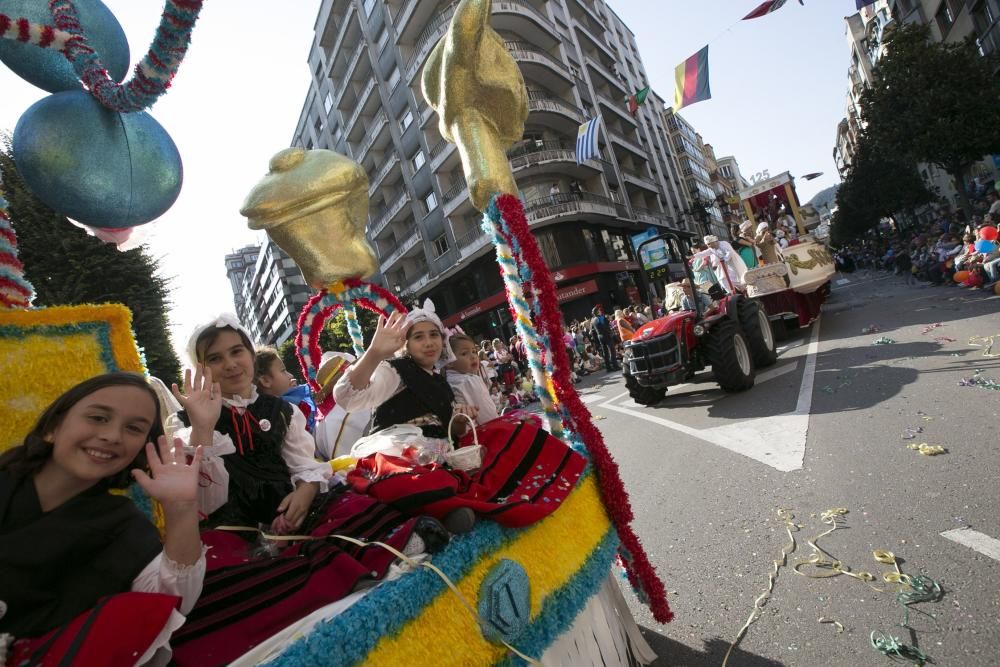 Oviedo celebra el desfile del Día de América en Asturias