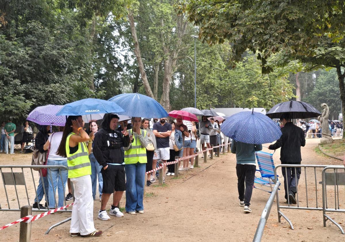 Concierto de Viva Suecia: la lluvia no desanima a los fans, que guardan cola en Castrelos Concierto de Viva Suecia: la lluvia no desanima a los fans, que guardan cola en Castrelos