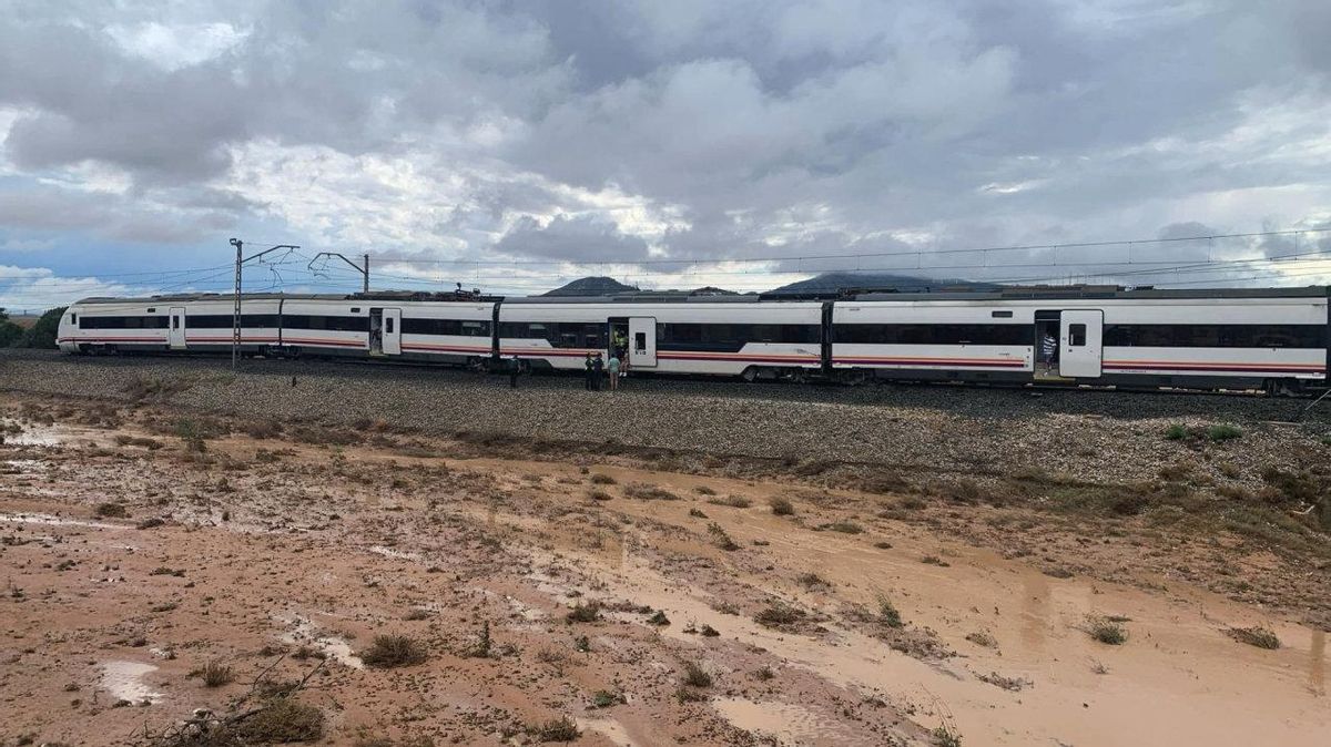 Descarrila un tren de media distancia en Albacete por las fuertes lluvias
