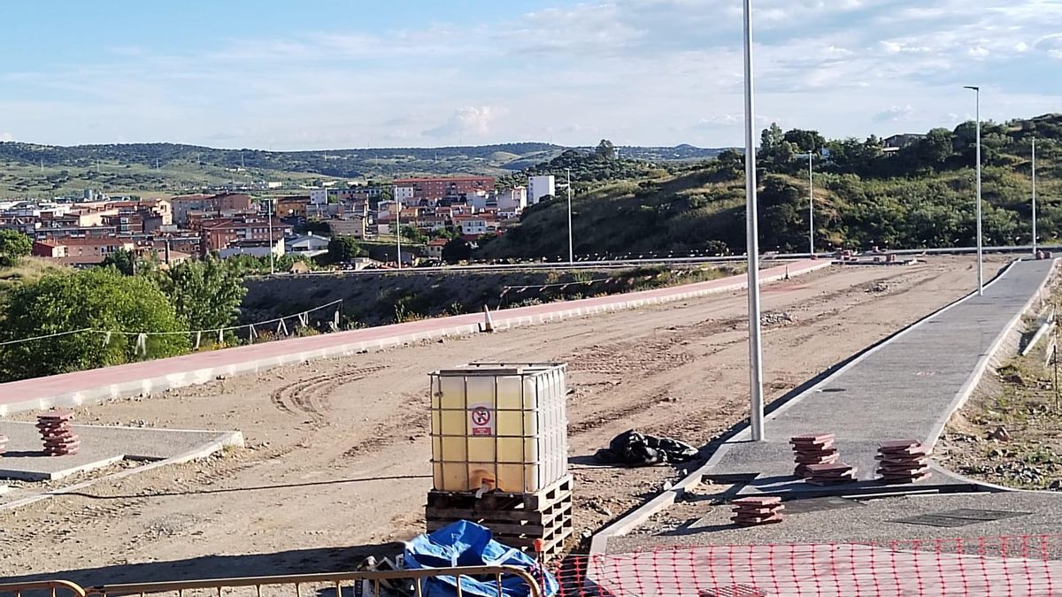 Sexta prórroga para terminar la avenida Robe Iniesta de Plasencia.