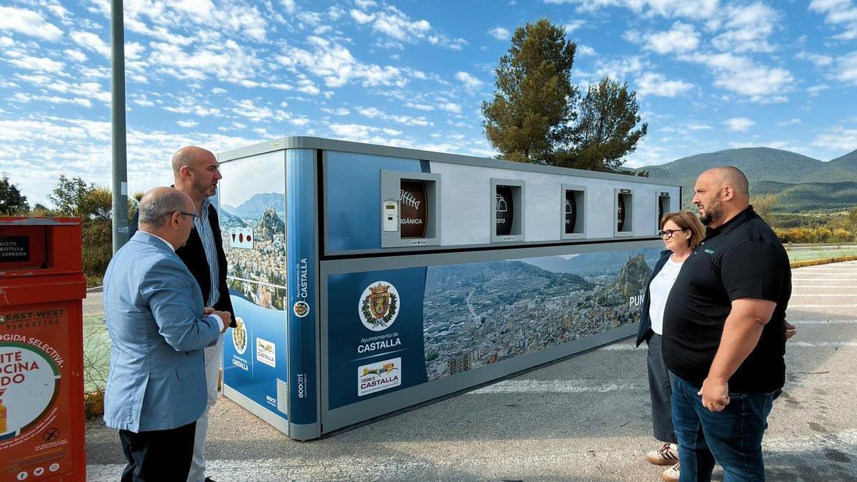 El alcalde con el director general de Innovación con los contenedores inteligentes
