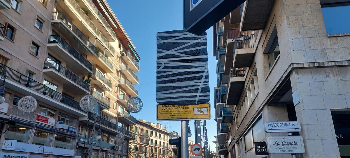 Señal que advierte de la ZBE en el acceso a Jaume III.