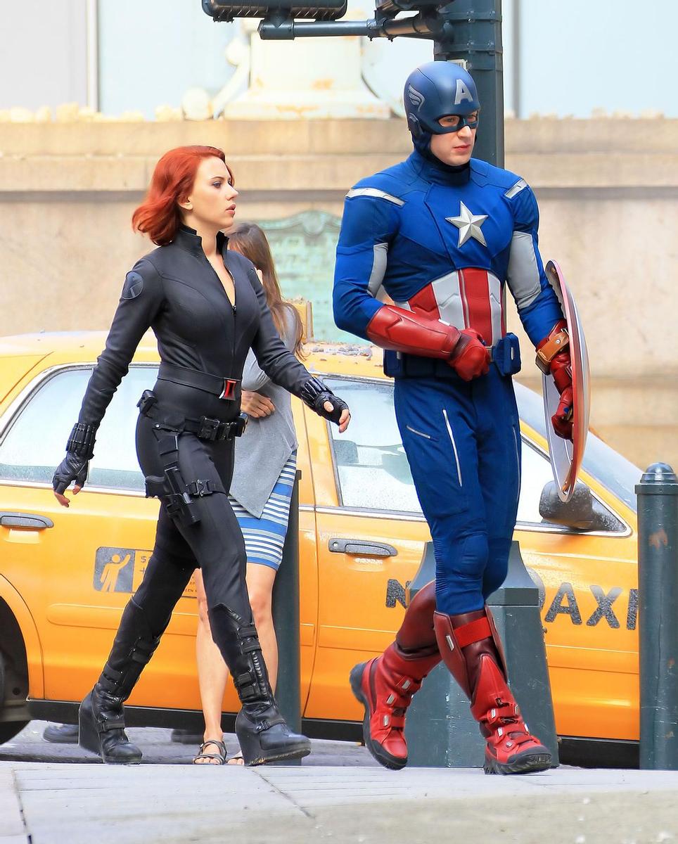 Scarlett Johansson y Chris Evans, durante el rodaje de 'Los Vengadores'