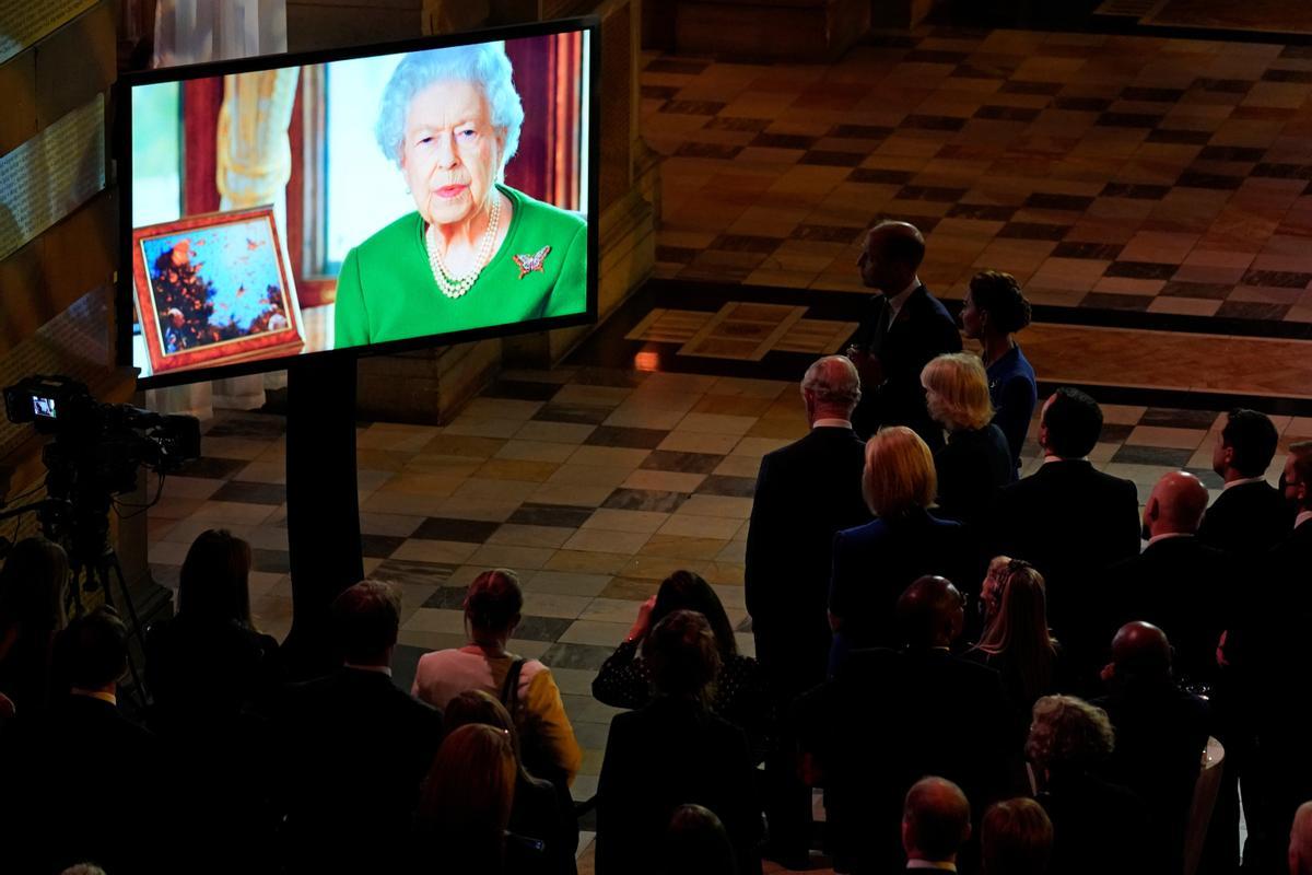 La reina Isabel de Gran Bretaña aparece en una pantalla a través de un enlace de video frente a los asistentes a una recepción nocturna para marcar el día de apertura de la Conferencia de las Naciones Unidas sobre el Cambio Climático (COP26), en Glasgow, Escocia, Gran Bretaña, el 1 de noviembre de 2021.
