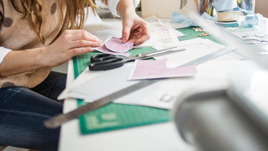 Una joven realiza manualidades de papel.