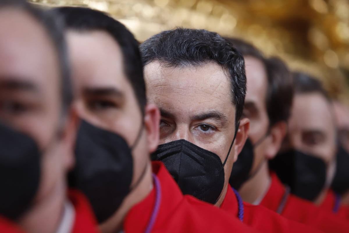Juanma Moreno, hombre de trono del Cristo de la Exaltación