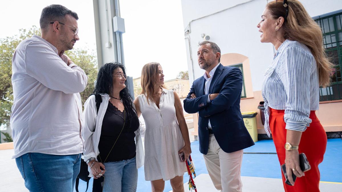 El alcalde y el concejal de Infraestructuras, en la entrega de la obra del techado del patio.