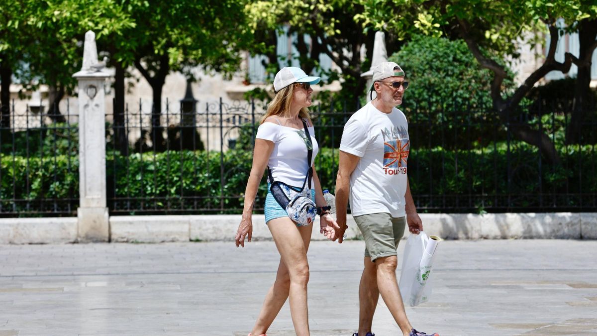 Turistas extranjeros por el centro de València, esta semana.