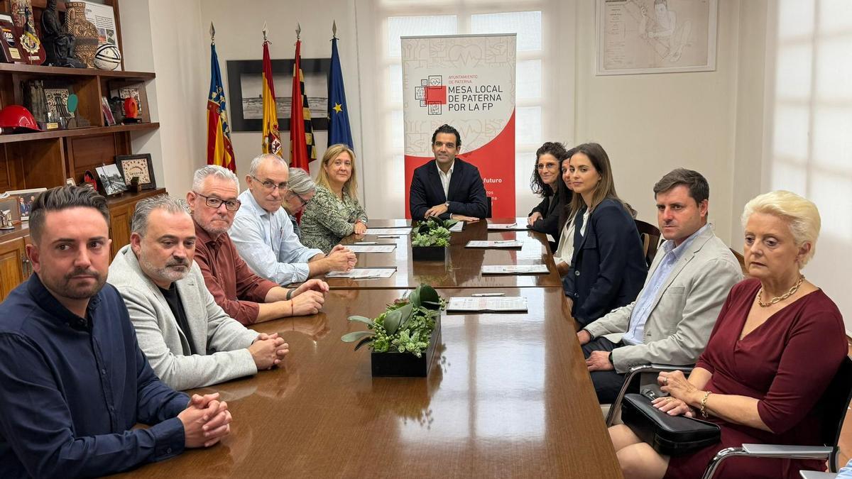 Sagredo durante la firma del Acuerdo entre empresas y los 7 centros de FP de Paterna