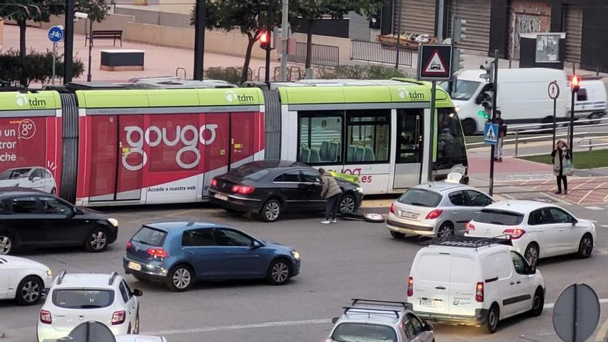 El tranvía choca con un coche en Príncipe de Asturias