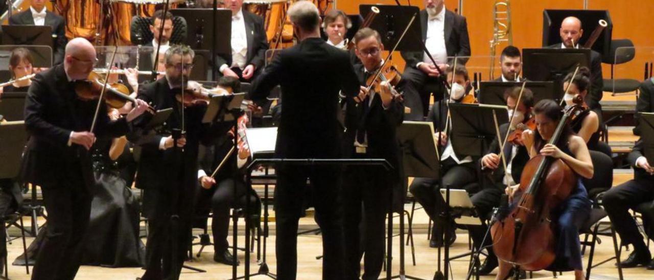 El “Cuarteto Quiroga” y la OSPA, durante el concierto. | LNE