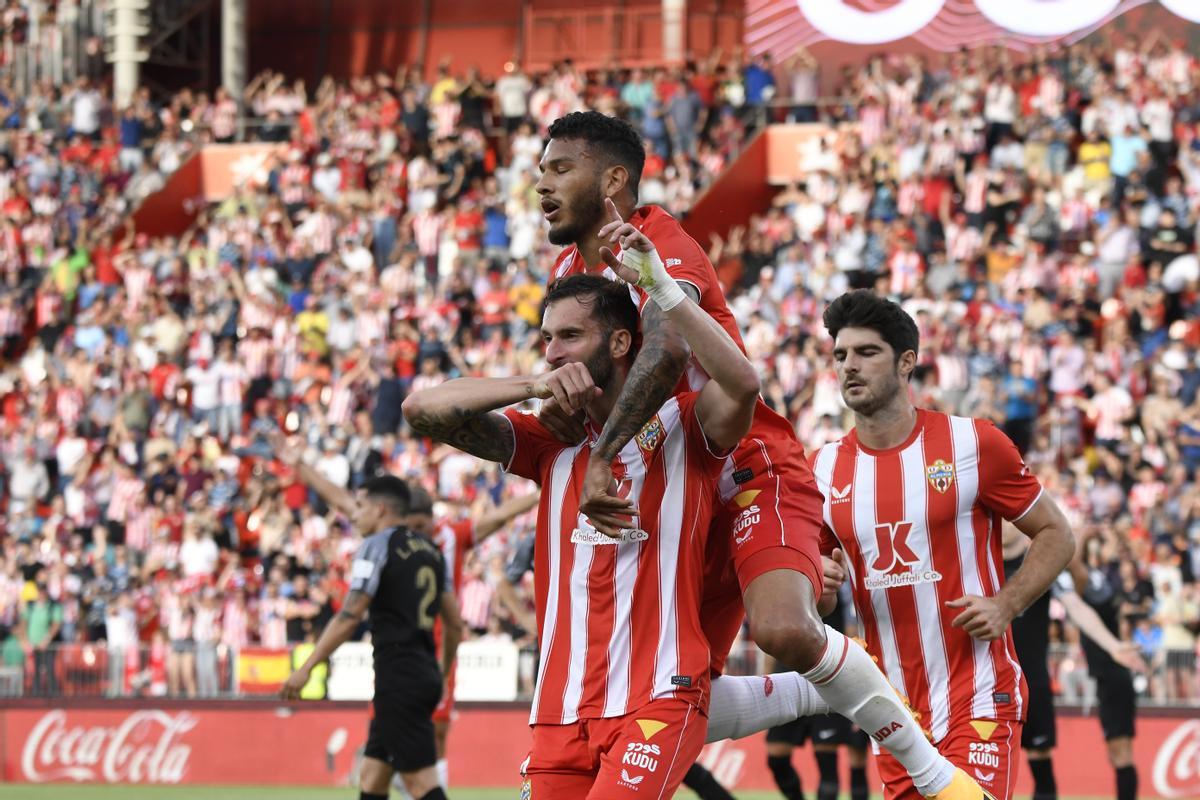 Resumen, goles y highlights del Almería 2 - 1 Elche de la jornada 33 de LaLiga Smartbank