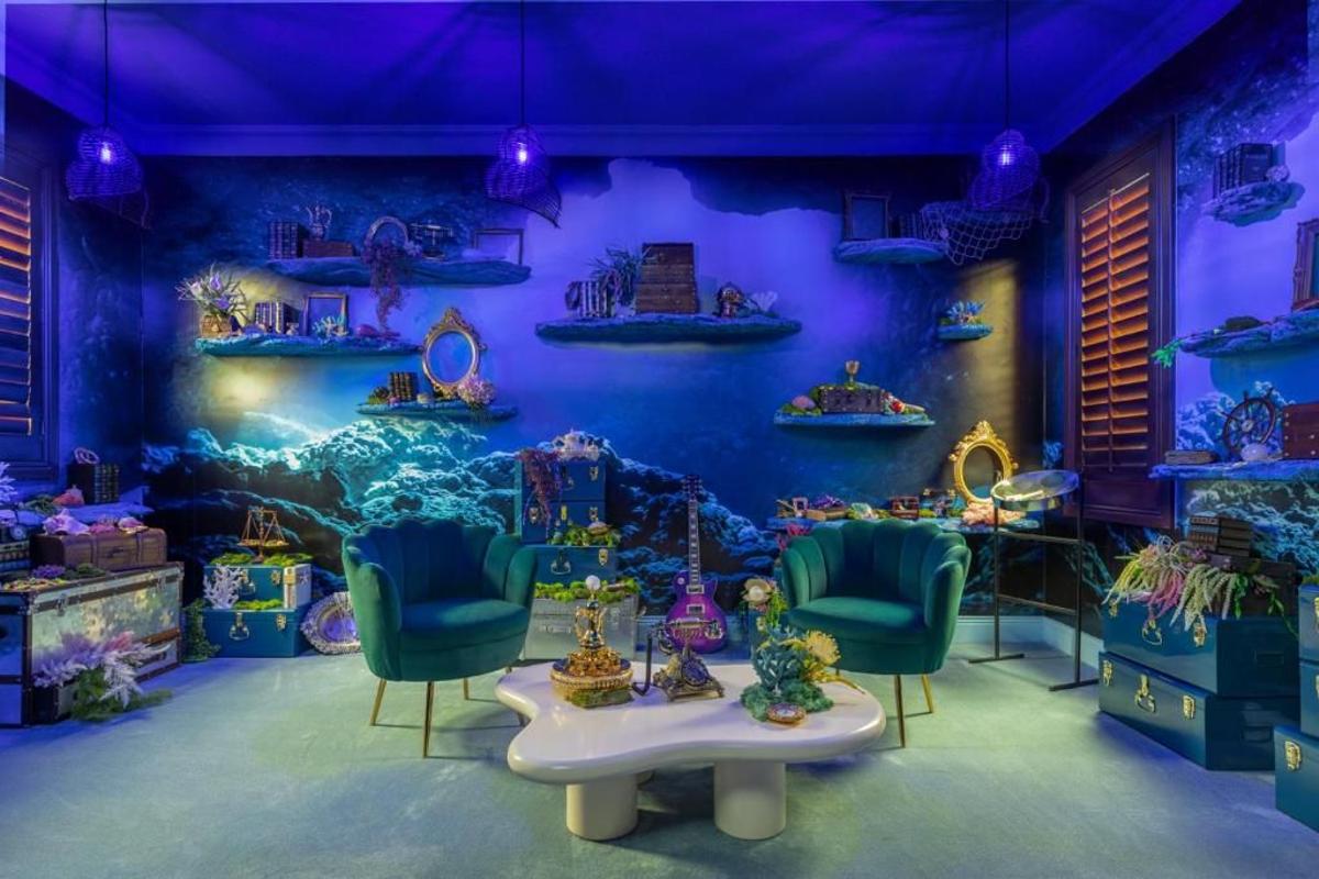 Salón inspirado en la gruta de Ariel en The Little Mermaid Experience