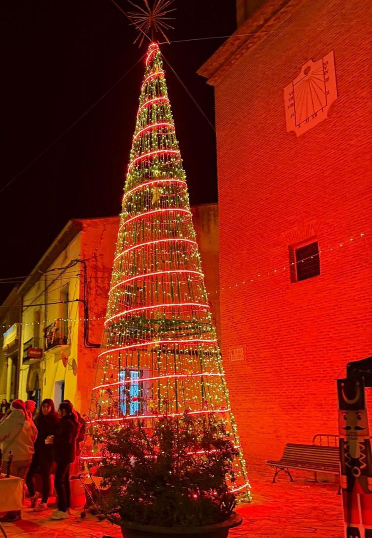 El árbol se ha convertido en punto de encuentro.
