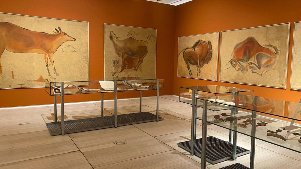 Cuadros con repreentaciones de animales del techo de los polícromos de las Cuevas de Altamira, con otros materiales de la exposición "Arte prehistórico, de la roca al museo"