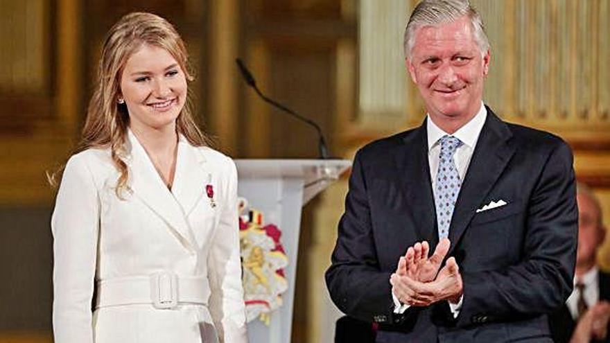 La princesa Isabel junto a su padre, el rey Felipe de Bélgica, ayer, en el Palacio Real de Bruselas.