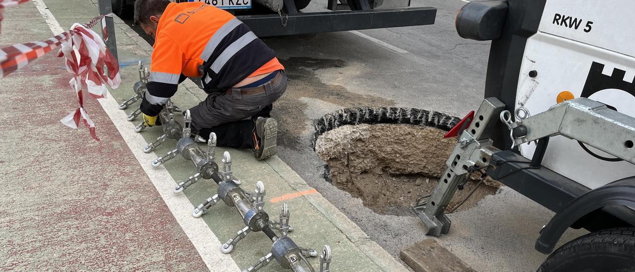 Un operario preparando el sistema para reparar el alcantarillado.