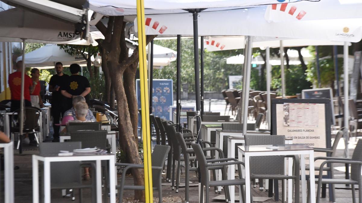Imagen de archivo de una terraza medio vacía por las altas temperaturas.